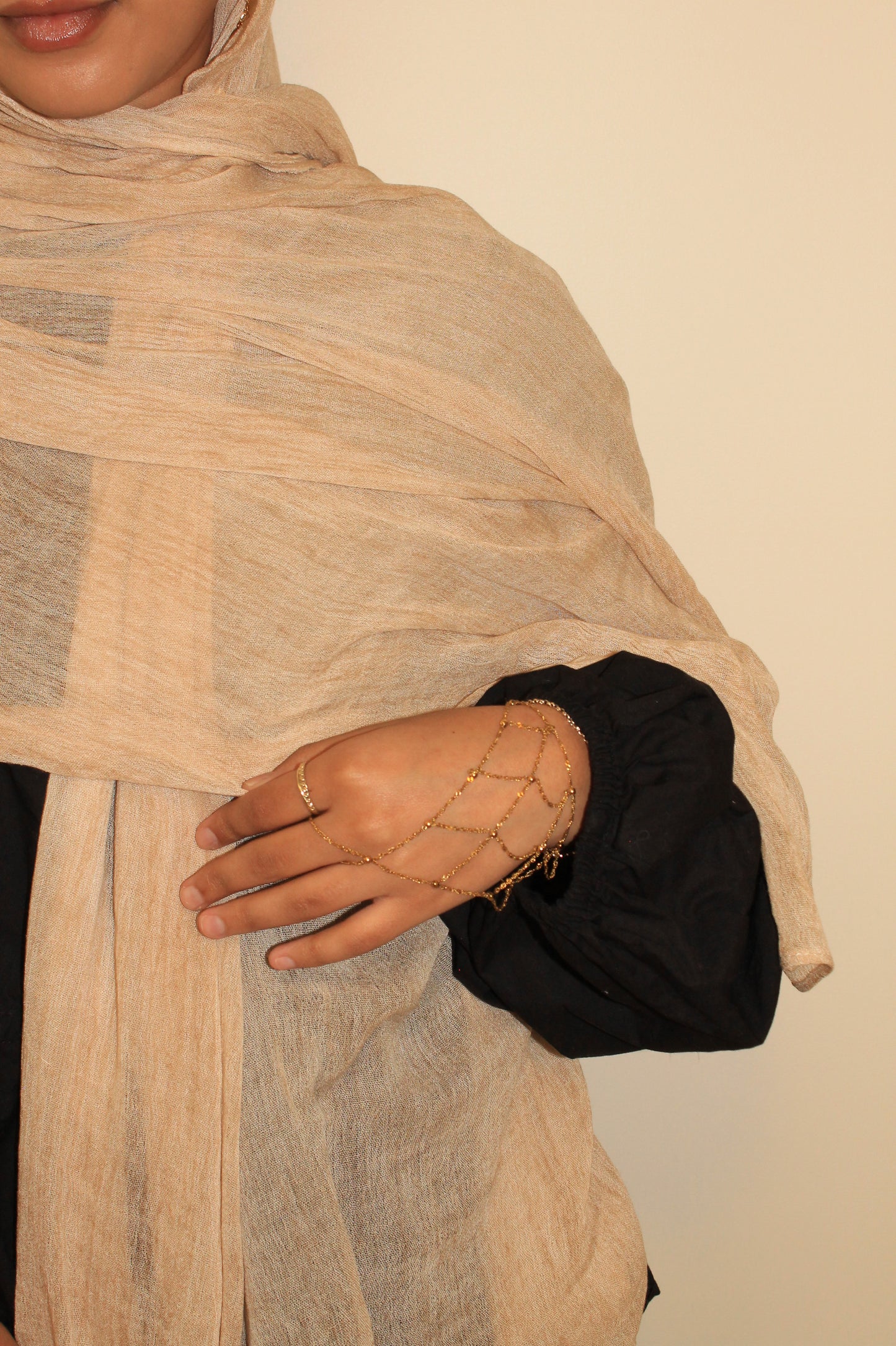 Taupe-crinkle hijjab